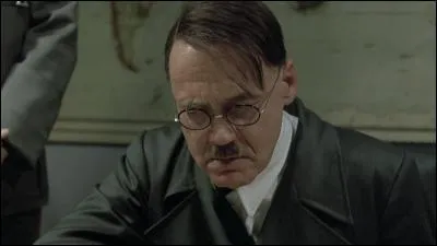 Quel film, sorti en 2004, raconte les derniers moments d'Adolf Hitler dans son bunker ?