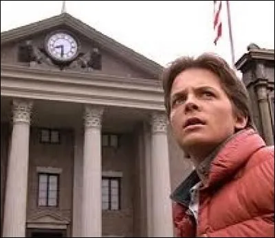 Dans quelle ville fictive de Californie la famille McFly habite-t-elle ?