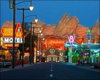 Quel héros des studios Pixar découvre la ville de Radiator Springs un peu par hasard ?