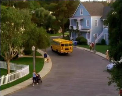 Dans quelle série les personnages habitent-ils dans la même rue à Fairview ?