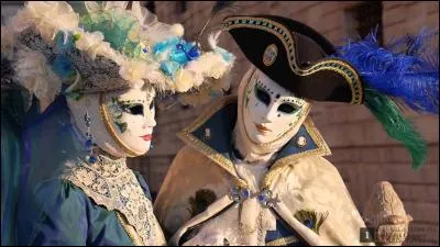 Le carnaval de Venise débute toujours par le vol de l'ange : un funambule part du campanule de la place Saint-Marc et va jusqu'au grand balcon du palais des Doges sur un filin.