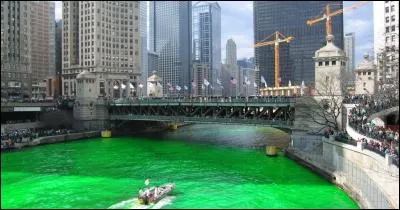 La Saint-Patrick est la fête nationale des Irlandais, elle a lieu le 17 Mars. La couleur verte est le symbole du pays, à tel point qu'à Chicago, on teint en vert ... .