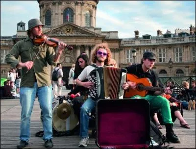 La fête de la musique est actuellement célébrée dans 110 pays. En quelle année eut-elle lieu en France pour la première fois ?