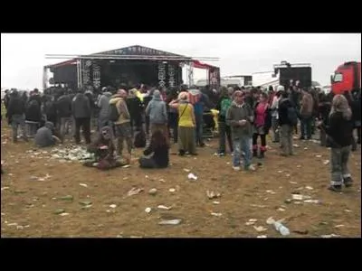 Les Free parties sont des rassemblements de personnes autour de musique techno et qui se déroulent dans des lieux inhabités ( champs, grottes, bâtiments désaffectés. ) On les appelle aussi teknivals.