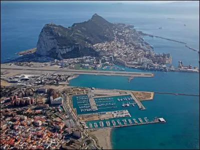 Gibraltar (de l'arabe Djebel Tariq) est un territoire d'outre-mer, situé au sud de la péninsule Ibérique, en bordure du détroit de Gibraltar qui relie la Méditerranée à l'océan Atlantique. Ce rocher stratégique est sous souveraineté :