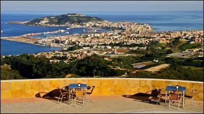 Ceuta est une ville autonome enclavée sur la côte nord de l'Afrique ayant une frontière directe avec le Maroc. Tout comme Melilla, ces enclaves dépendent :