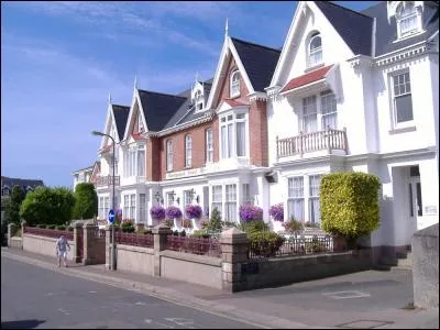 Guernesey, est une île située dans la Manche au large des côtes françaises. Avec Jersey, elles forment l'archipel connu sous le nom d'îles Anglo-Normandes. D'ailleurs, ces îles sont :