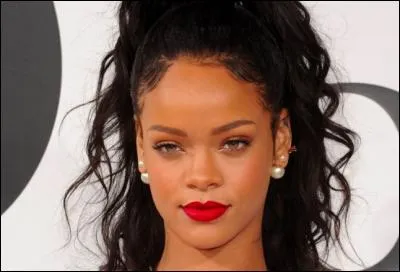 Comment s'appelle cette célébrité ?