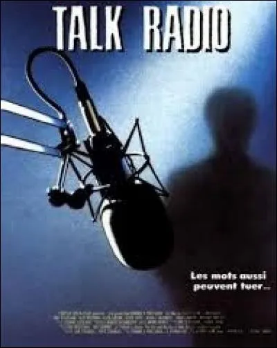 "Talk Radio", sorti en salle en 1988, est basé sur Barry Champlain, animateur radio à Dallas, créant la polémique de par les haines et passions qu'il provoque lors de ses émissions nocturnes. A quel réalisateur doit-on ce long-métrage ?