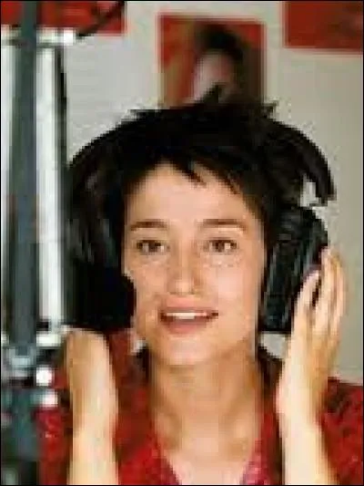 La comédienne ci-contre incarne Louise dans "Tout le plaisir est pour moi", film de 2004. Son personnage est une chroniqueuse radio, spécialisée dans les sujets intimes concernant les femmes. Avez-vous reconnu cette actrice dont il est question ?