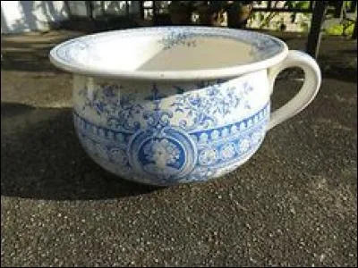 Quel prénom NE désigne PAS un vase de nuit ?