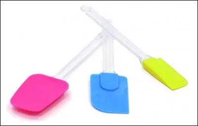 Quel prénom désigne aussi une spatule souple à embout en caoutchouc ou silicone servant à racler le fond des récipients ?