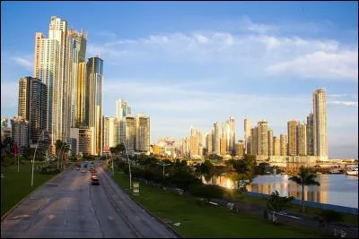 Côte Pacifique - les pavillons de complaisance - le Musée du canal interocéanique - ville jumelée avec Buenos Aires (Argentine)