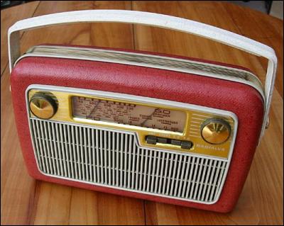 Quelle est cette radio née en 1954 qui permettait à de nombreux auditeurs d'écouter "Super boom" animée par Maurice Biraud en 1959 ?