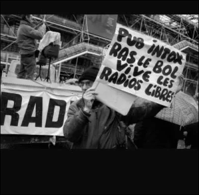 Quel président de la République mit fin au monopole d'état sur la radiodiffusion, autorisant les radios libres ?