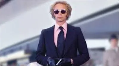 Lequel de ces cinéastes français a réalisé les fameux longs-métrages "Le Grand Blond avec une chaussure noire" (1972) et "Le Retour du grand blond" (1974) ?