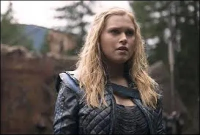 Comment Clarke réussit-elle à tuer ce dernier quand tous les autres sont en train de mourir dans le sas ?