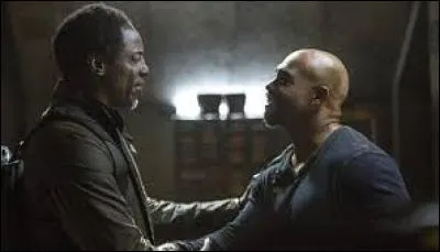 Avant le départ des 100, combien de temps le flash-back de Pike dure-t-il ?