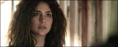 Avec quoi les hommes d'A.L.I.E. torturent-ils Luna pour qu'elle prenne la puce ?