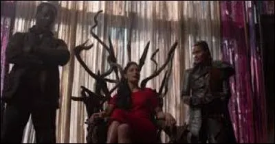 Qui arrive par l'ascenseur pour la sauver au moment où Jaha frappe Ontari ?