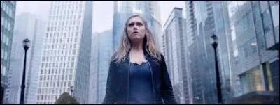 Lorsqu'elle se retrouve dans la cité de la lumière, qui la sauve lorsqu'elle se fait frapper ?