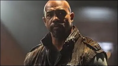 Parmi les condamnés, qui se sacrifie et meurt tué par Pike ?