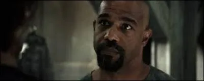 Qui blesse Pike lorsqu'il est livré aux Natifs ?