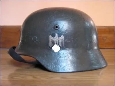 Indices : Barbelés, moto, camp, nazis !