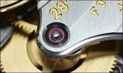 Dans le langage des horlogers, comment appelle-t-on les pierres d'horlogerie ?
