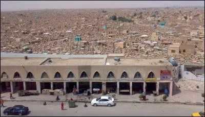 La nécropole de Najaf en Irak est célèbre pour abriter la tombe du gendre du prophète musulman Mahomet, le prophète :