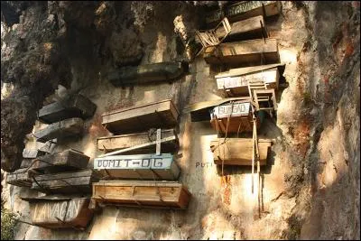 Les habitants de Sagada, commune située ..... préfèrent accrocher les morts à flanc de falaise !