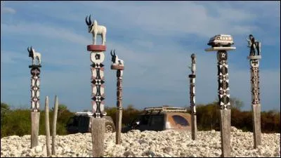 Direction le sud de Madagascar dans un cimetière d'une des 18 ethnies de la Grande Île et leurs drôles de totems funéraires sculptés en bois :