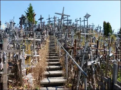 La Colline des croix fut rasée à plusieurs reprises et est le symbole de l'indépendance de :