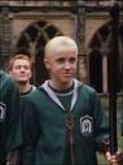 Dans "Harry Potter 2" quels balais le père de Drago offre-t-il à l'équipe de quidditch Serpentard ?