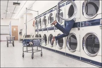 Quelle personnalité politique est assez rétrograde pour déclarer en souriant : "Ce n'est pas plus mal que ce soit une femme qui soit élue pour faire le ménage" ?