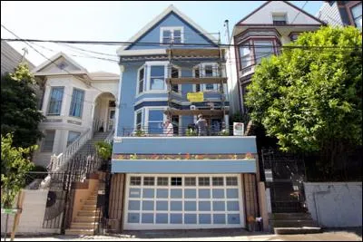 Indices : Bleu, colline, clef, maison !