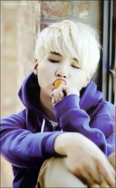 Quelle est la partie du corps que Sucre trouve belle ? (Sur lui-même)