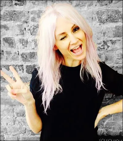 Quel âge a Lou Teasdale, leur coiffeuse/maquilleuse, en 2016 ?
