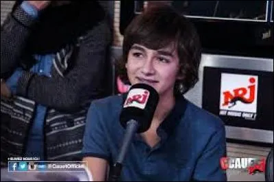 Beaucoup de fans critiquent le groupe pour l'utilisation minimale de ce jeune garçon, qui chante rarement en solo, et a même été placé derrière des fontaines dans le dernier show en direct du groupe pour Sidaction. Qui est-ce ?