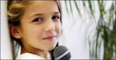 Et enfin, le meilleur pour la fin, si j'ose dire ! Cette fillette est souvent considérée comme la plus belle voix et a même été appelée "l'enfant prodige" sur M6, contrairement aux autres. Qui est donc cette demoiselle à la voix puissante ?