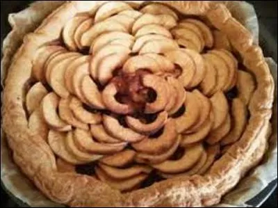 Quel prénom est associé à la tarte en pâte brisée garnie d'une compotée de pommes, surmontée d'une couche de crème pâtissière, recouverte de sucre cristallisé ?