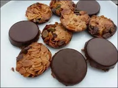 Quel prénom désigne un biscuit sec traditionnellement réalisé à base de miel, d'amandes, d'oranges et de chocolat ?