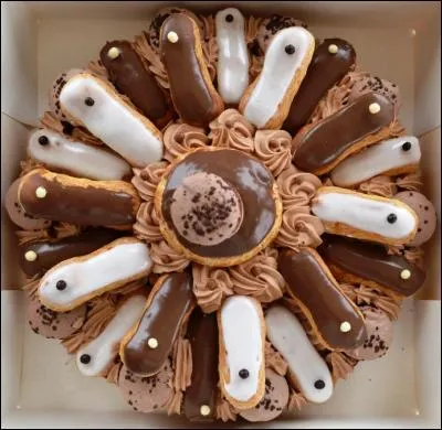 Quel prénom désigne un gâteau fait avec des mini-éclairs au chocolat ou au café ?