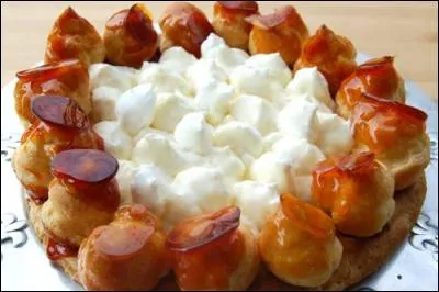 Quel gâteau garni de crème Chantilly et de petits choux glacés au sucre porte le nom du patron des boulangers ?