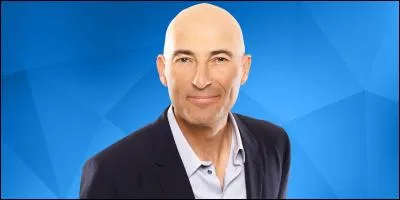 On connaît Nicolas Canteloup pour son émission de télévision "C Canteloup" mais sur quelle radio anime-t-il une chronique ?