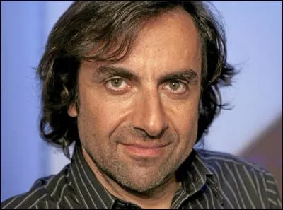 André Manoukian est un pianiste, connu pour être un jury de la Nouvelle Star.
Il anime une rubrique dans l'émission "Si tu écoutes, j'annule tout" sur :