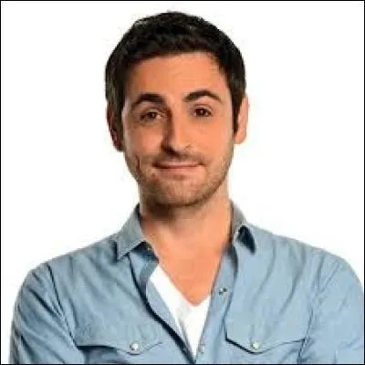 Surtout connu comme chroniqueur dans l'émission "Touche pas à mon poste" sur D8, Camille Combat est animateur aussi sur une radio mais laquelle ?