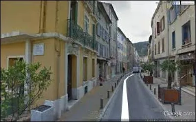Nous déambulons dans les rues de Solliès-Pont. Ville azuréenne de l'arrondissement de Toulon connue pour être une des capitales de la figue, elle se situe dans le département ...