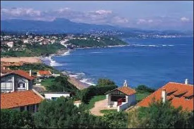 Je vous emmène à la découverte de Bidart. Ville basque, dans l'aire urbaine de Bayonne, elle se trouve dans le département ...