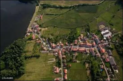 Nous prenons un peu de hauteur en survolant Lindre-Basse. Village lorrain du Saulnois, bordé par l'Étang de Lindre, il se situe dans le département ...